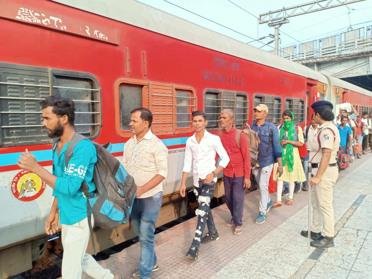 Train form Gorakhpur to Delhi